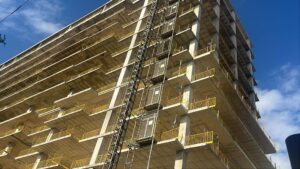 מעקה קצה ממתכת