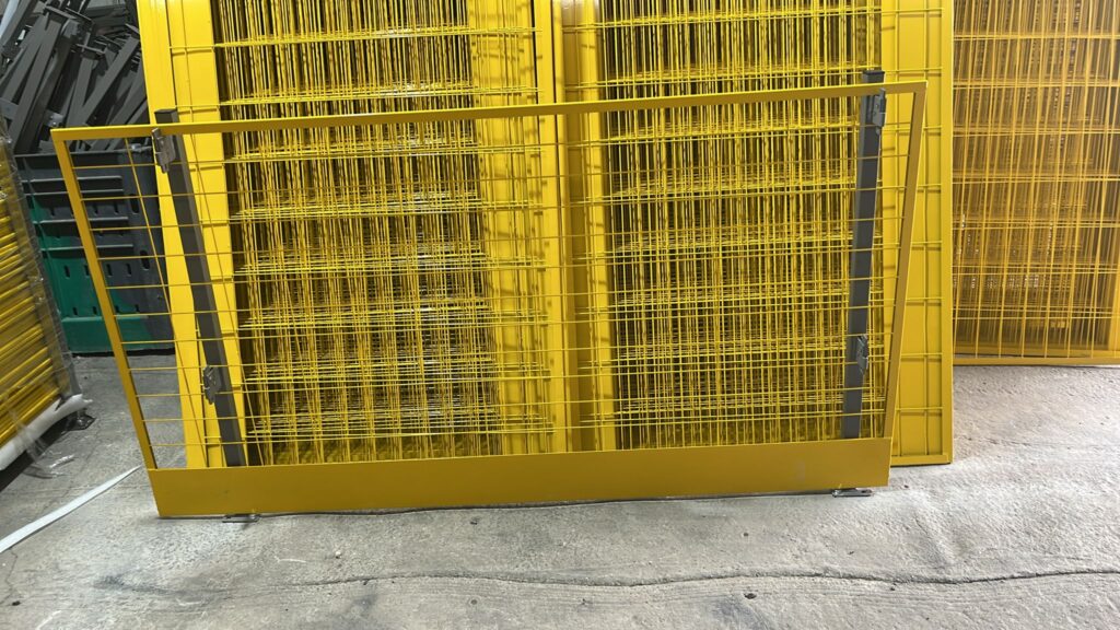 מעקה בטיחות למדרגות באתר בניה